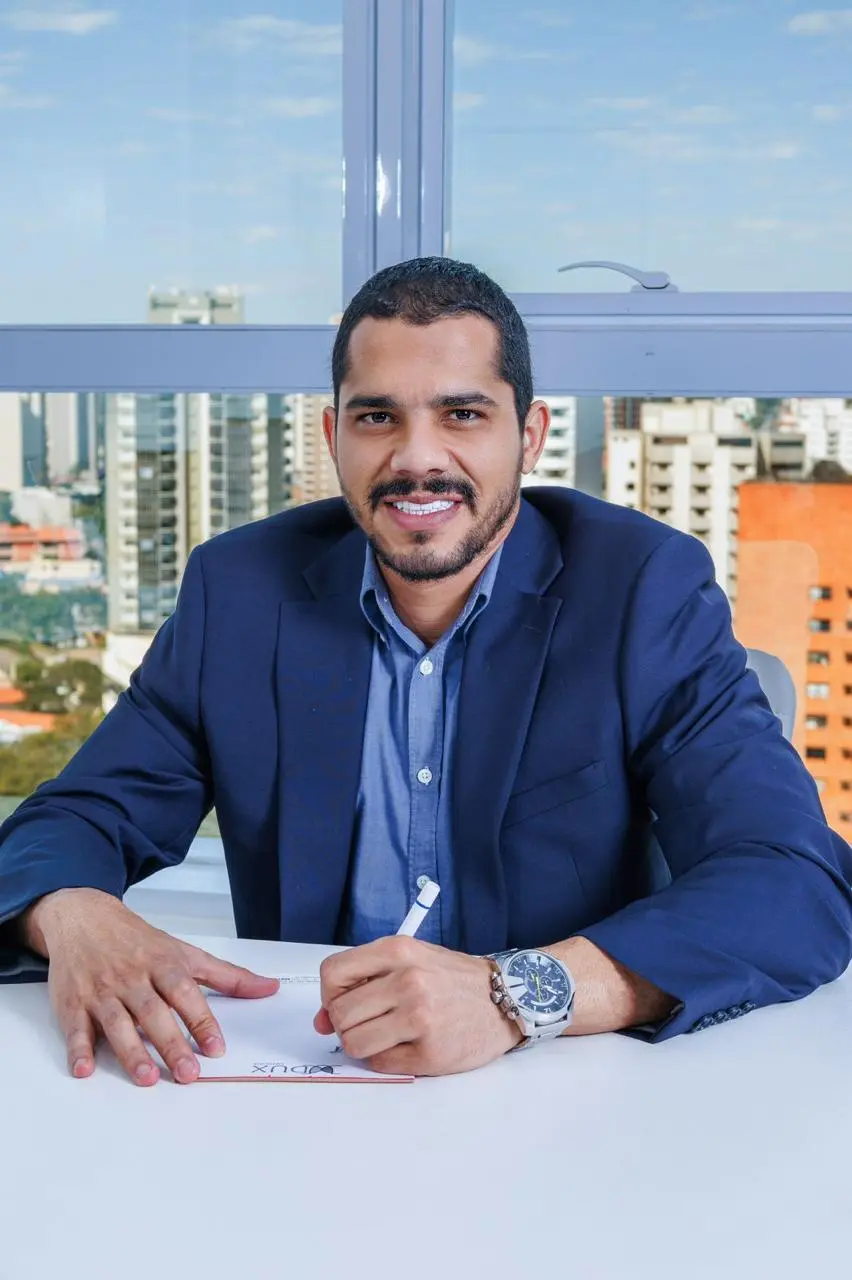 Dr. Chrystiano Bonifacio em consultório moderno